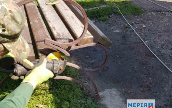 У парку Хіміків відремонтували лавочки — Новости Черкасс
