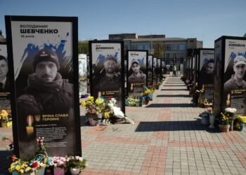 У Рівному на майдані Незалежності оновлюють портрети загиблих Героїв