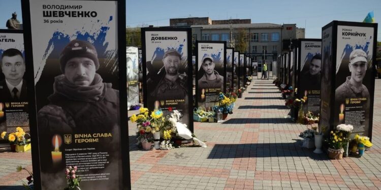 У Рівному на майдані Незалежності оновлюють портрети загиблих Героїв