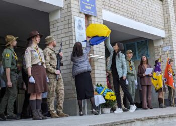 У Рівному відкрили меморіальну дошку воїну Тарасу Давидюку