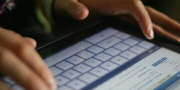 У Смілі чоловік схиляв неповнолітніх до обміну фото та відео із забороненим контентом