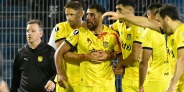 В Аргентине футболист получил камнем в голову от фаната