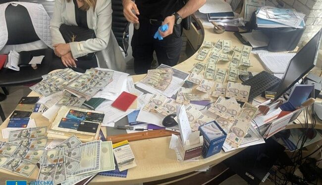 В Одесі завідувачка психлікарні брала гроші за підробку довідок про інвалідність