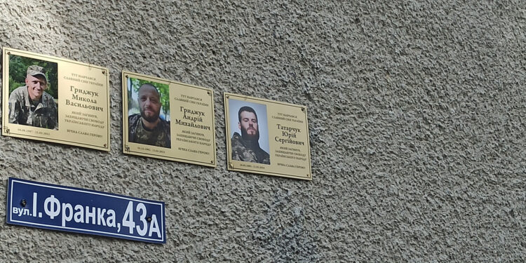 Віддали своє життя за незалежність України. На Прикарпатті відкрили три меморіальні дошки полеглим бійцям