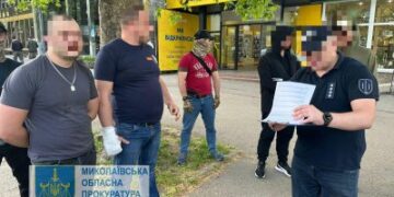 Вимагали неправомірну вигоду у 1000 доларів – у Миколаєві підозрюються двоє поліцейських » Миколаївський Оглядач