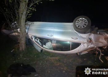 В’їхав в електроопору, а потім у дерево: у Смілі сталася смертельна аварія (ФОТО)
