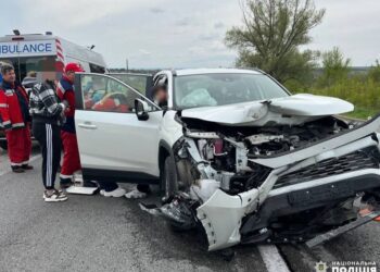 Зіткнулися кросовер та мікроавтобус: у поліції повідомили деталі ДТП на Рівненщині, у якій травмувалися 5 людей