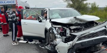 Зіткнулися кросовер та мікроавтобус: у поліції повідомили деталі ДТП на Рівненщині, у якій травмувалися 5 людей