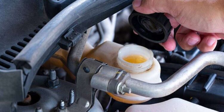 Зміна гальмівної рідини авто: 5 ознак, які свідчать про необхідність | |