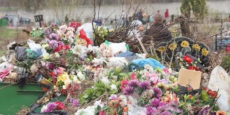 Екологи закликали запоріжців не використовувати штучні квіти на місцях погребіння | Новини Запоріжжя