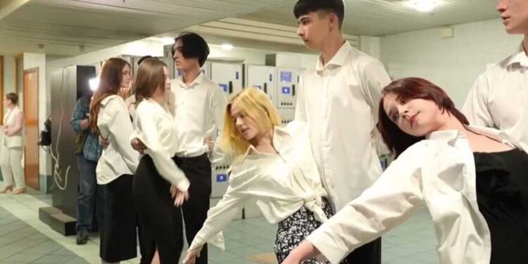 Вальс випускників на київському залізничному воклалі – відео | Новини Київ