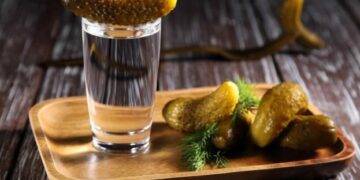 Медики розповіли, чому алкоголь не варто закушувати солоними огірками – ЭКОНОМИКА