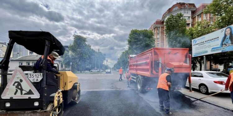 Черкаські комунальники ремонтують покриття по бульвару Шевченка (ФОТО) – Новини Черкасс