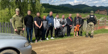 Дев’ять чоловіків, серед яких — прикарпатець, намагались нелегально перетнути кордон легковим автомобілем (ФОТО)