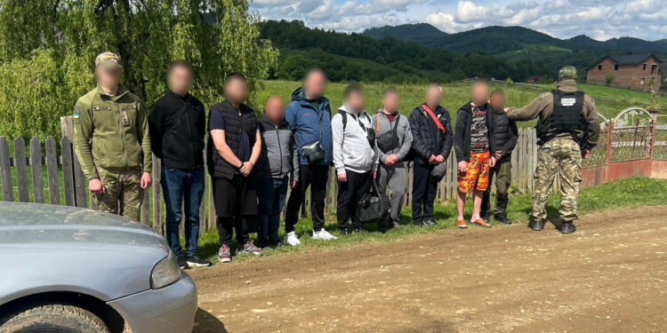Дев’ять чоловіків, серед яких — прикарпатець, намагались нелегально перетнути кордон легковим автомобілем (ФОТО)