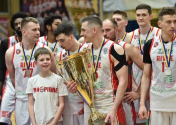Два комплекти нагород та історичний сезон БК Рівне в Суперлізі: відеосюжет про візит до міської ради – Федерація баскетболу України