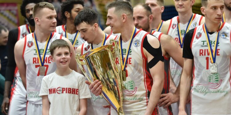 Два комплекти нагород та історичний сезон БК Рівне в Суперлізі: відеосюжет про візит до міської ради – Федерація баскетболу України
