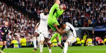 Фанаты не выпускали Лунина со стадиона после выхода в финал Лиги чемпионов