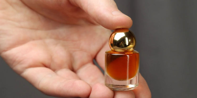 Масляные духи: почему они вам нужны, и как их использовать
