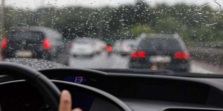 Як водіям Дніпра покращити видимість під час дощу: поради | |