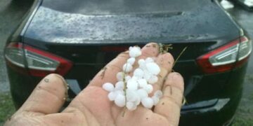 Як захистити авто від граду: поради для водіїв |  |