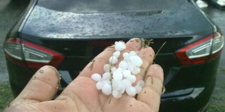 Як захистити авто від граду: поради для водіїв | |