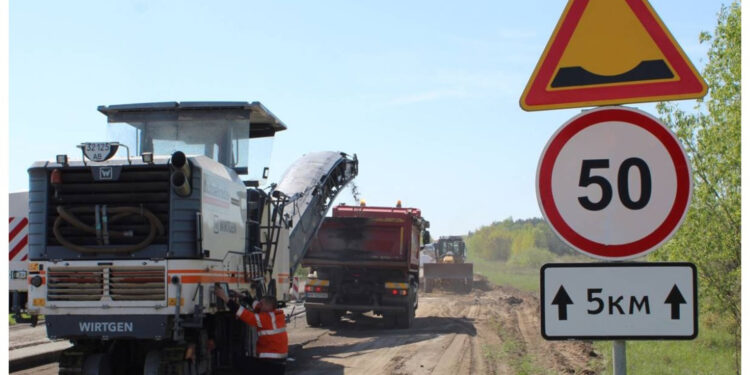 Ям на дорогах поменшає: на шляхах Житомирської області взялись за ліквідацію аварійних вибоїн | Журнал Житомира