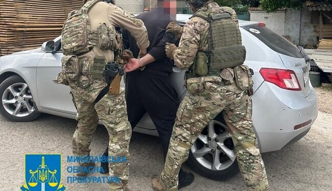 “Квиток” за кордон за 8 тисяч доларів для ухилянтів: миколаївські правоохоронці затримали злочинну групу