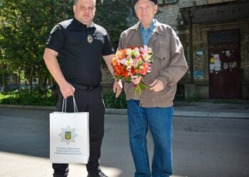 Миколаївські поліцейські відвідали колишніх правоохоронців-ветеранів війни з нагоди Дня пам’яті та перемоги над нацизмом у Другій світовій війні » Миколаївський Оглядач