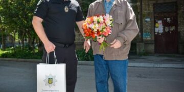 Миколаївські поліцейські відвідали колишніх правоохоронців-ветеранів війни з нагоди Дня пам’яті та перемоги над нацизмом у Другій світовій війні » Миколаївський Оглядач