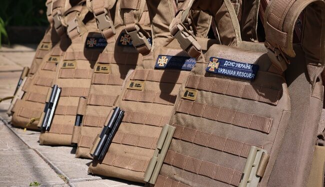 Миколаївські рятувальники отримали бронежилети від волонтерів Львова