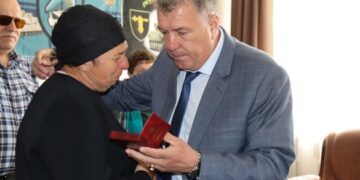 На Черкащині матері полеглого воїна вручили посмертну нагороду сина