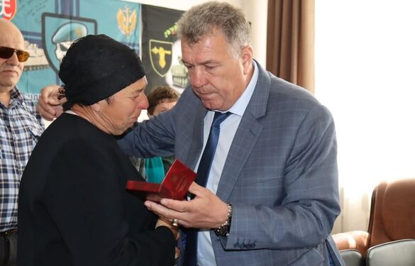 На Черкащині матері полеглого воїна вручили посмертну нагороду сина