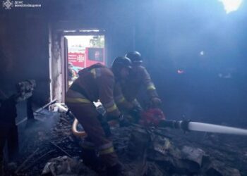 На Миколаївщині вогнеборці ліквідували пожежу, спричинену ворожим обстрілом » Миколаївський Оглядач