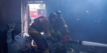 На Миколаївщині вогнеборці ліквідували пожежу, спричинену ворожим обстрілом » Миколаївський Оглядач