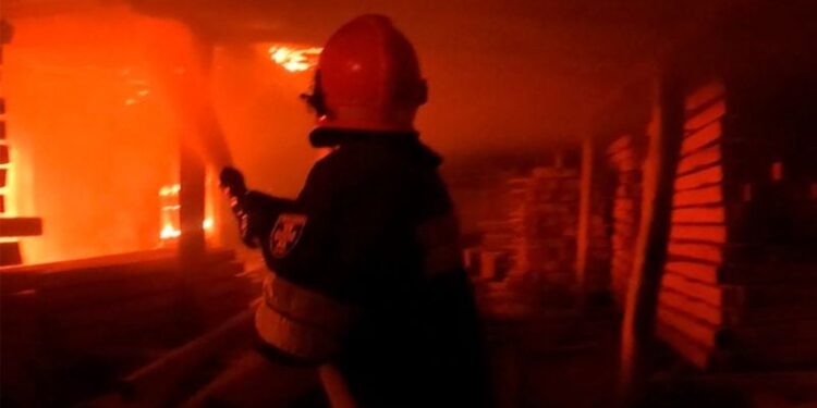 На Шепетівщині палало 150 кв.м. деревообробного цеху —Хмельнитчина