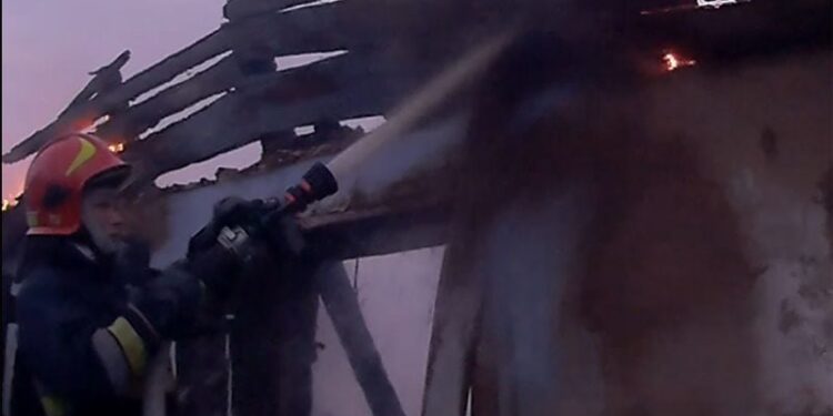 На Шепетівщині під час ліквідації пожежі вогнеборці виявили тіло жінки —Хмельнитчина