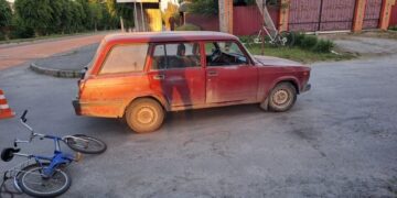 На вулиці Залізничній шепетівчанин збив автомобілем літню велосипедистку —Хмельнитчина