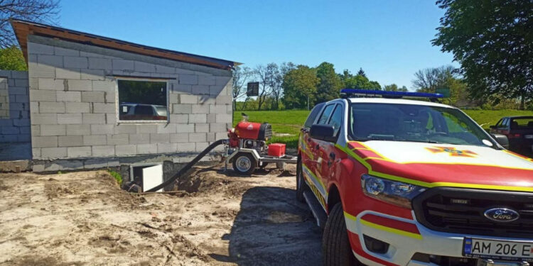 На Житомирщині рятувальники продовжують відкачувати воду з підтоплених підвалів та ділянок | Журнал Житомира
