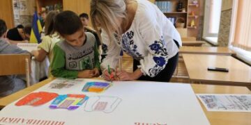 Навчити дітей українським традиціям: миколаївські ювенали поліції разом із дітьми-переселенцями виготовляли поробки сорочки-вишиванки » Миколаївський Оглядач