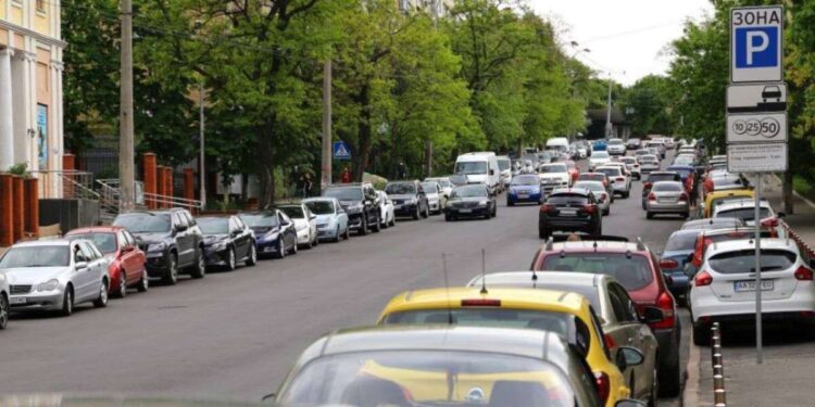 Паркування на тротуарах: водіям Дніпра розповіли, чи законно це | |