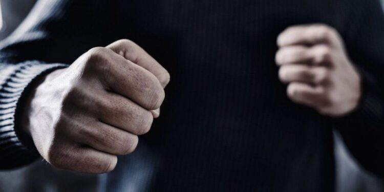 Побив неповнолітнього ймовірно депутат Кременецької районної ради – у поліції відреагували