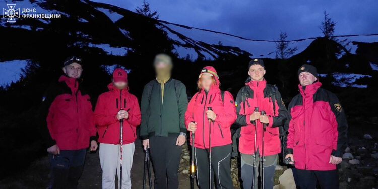 Прикарпатські рятувальники надали допомогу групі туристів із Рівненської області