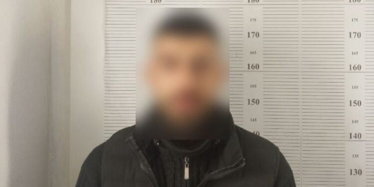 Прикривши обличчя окулярами та шарфом виходив з лісу: що знайшли поліцейські у підозрілого шепетівчанина —Хмельнитчина