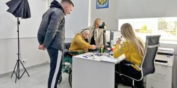 У Чорткові 90-річній бабці зробили закордонний паспорт