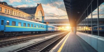 У Херсоні поновили рух потягу, який призупинили через пошкоджені колії