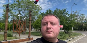 У Херсоні встановили скульптуру Тризуба