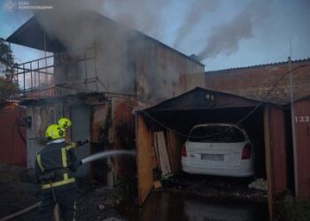 У Миколаєві вогнеборці ліквідували пожежу двоповерховий металевого гаража » Миколаївський Оглядач