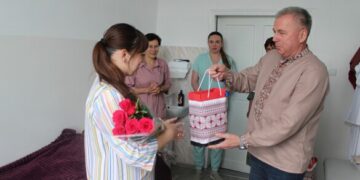 У Тальному у пологовому подарували вишиванку новонародженому малюку