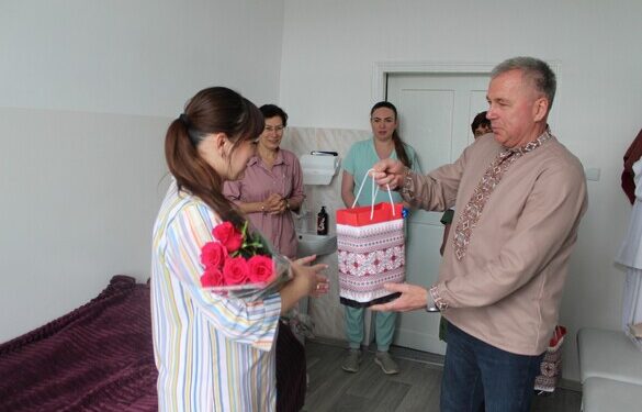 У Тальному у пологовому подарували вишиванку новонародженому малюку
